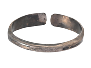 ARMRING, sterlingsilver, öppen modell, innermått 6,9 cm x 6,3 cm, vikt ca 52,0 g. på auktion i Stockholm, Stockholms län hos Kaplans Auktioner