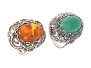 SMYCKESET, 2 st ringar, sterlingsilver, kalcedon, bärnsten, stl 16,25/16,5 mm, totalvikt 9,9 g. på auktion i Stockholm, Stockholms län hos Kaplans Auktioner