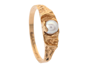 LAPPONIA, ring, 18K guld, odlad saltvattenspärla ca 4 mm, "Ett litet ord", stl 17,5 mm, vikt 2,4 g. på auktion i Stockholm, Stockholms län hos Kaplans Auktioner