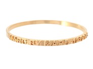 ARMRING, MARC BY MARC JACOBS, guldfärgat, diameter 6,3 cm, vikt ca 13 g. på auktion i Stockholm, Stockholms län hos Kaplans Auktioner