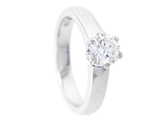 ENSTENSRING, 18K vitguld, briljantslipad diamant ca 0,63 ct, ca W(H)/VS2, stl 16,25 mm, vikt 5,6 g. på auktion i Stockholm, Stockholms län hos Kaplans Auktioner