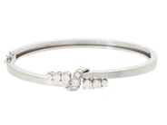ARMRING, 18k vitguld, 11 briljantslipade diamanter enligt gravyr 0,82 ctv ca W/VS, stel, öppningsbar, ca 57×49 mm, vikt 18,6 g, svensk importstämpel.