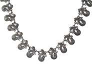 COLLIER, silver, fantasilänk, dekor, längd 38 cm-42 cm, vikt ca 35,6 g. på auktion i Stockholm, Stockholms län hos Kaplans Auktioner