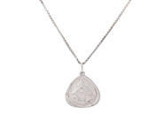 HÄNGE MED KEDJA, silver, motiv av fiskar, venezialänk, längd 38,7 cm, höjd hänge 2,4 cm, vikt 4,7 g. på auktion i Stockholm, Stockholms län hos Kaplans Auktioner