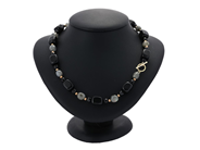 COLLIER, labradorit, onyx, lås samt detaljer i gulmetall, längd 45 cm, vikt 50,0 g. på auktion i Stockholm, Stockholms län hos Kaplans Auktioner