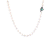 PÄRLCOLLIER, odlade pärlor, ca 6,8-6,9 mm, lås i 18K vitguld, smaragd ca 0,45 ct enligt gravyr, 4 åttkantslipade diamanter ca 0,09 ctv enligt gravyr, längd 48 cm, vikt 29,6 g. skört silke, skadade stenar.