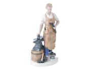 FIGURIN, porslin, hovslagare vid städ, Carl Scheidig, Tyskland, höjd 24 cm, bredd 13,5 cm, mindre skada på stä på auktion i Stockholm, Stockholms län hos Kaplans Auktioner
