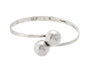 SAARELA ARVO, armring, silver, signerad, Enköping 1967, vikt 21,1 g. på auktion i Stockholm, Stockholms län hos Kaplans Auktioner