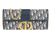 VÄSKA, CHRISTIAN DIOR, 30 Montaigne Pouch Chain Bag, oblique monogram, marinblått läder, guldfärgade beslag. L på auktion i Stockholm, Stockholms län hos Kaplans Auktioner