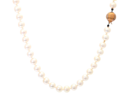 PÄRLCOLLIER, odlade pärlor, ca 6,6- 6,9 mm, lås i 18K guld, längd 48 cm. vikt 28,8 g. på auktion i Stockholm, Stockholms län hos Kaplans Auktioner