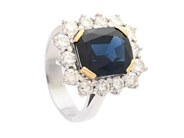 CARMOSÉRING, 18K vitguld, smaragdslipad safir ca 8,00 ct, 14 briljantslipade diamanter ca 1,70 ctv, ca TW-Cr/VS-P, stl 17,5 mm, vikt 8,9 g, några diamanter har nagg.