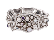 ARMBAND, sterlingsilver, blandade färgstenar, odlade sötvattenspärlor, fantasilänk, längd 18 cm, kistlås, vikt på auktion i Stockholm, Stockholms län hos Kaplans Auktioner