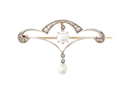 BROSCH, 18K guld/platina, 25 rosenslipade diamanter, pärlor, troligen orientaliska, höjd 22 mm, bredd 39,3 mm, vikt ca 4,6 g.