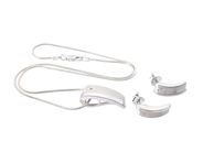 SMYCKESET, 1 hänge med kedja, 1 par örhängen, sterlingsilver, 3 briljantslipade diamanter ca 0,02 ctv, W/P, or på auktion i Stockholm, Stockholms län hos Kaplans Auktioner