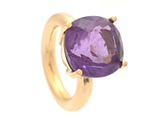 RING, 18K guld, ametist, stl 16,5 mm, vikt 14,7 g. på auktion i Stockholm, Stockholms län hos Kaplans Auktioner