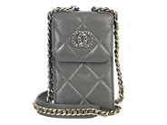 VÄSKA, CHANEL, Moblie Bag, grått quiltat lammskinn, guldfärgade beslag, Logo CC, 10x17x2 cm, dustbag. på auktion i Stockholm, Stockholms län hos Kaplans Auktioner