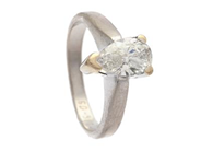 ENSTENSRING, 18K vitguld, droppslipad diamant ca 1,02 ct, ca River(E)/SI2, stl 15,5 mm, vikt 5,4 g. gravyr