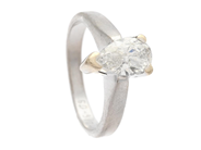 ENSTENSRING, 18K vitguld, droppslipad diamant ca 1,02 ct, ca River(E)/SI2, stl 15,5 mm, vikt 5,4 g. gravyr på auktion i Stockholm, Stockholms län hos Kaplans Auktioner