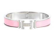 ARMRING, HERMÈS, Clic H Bracelet, palladiumpläterad, rosa emalj, diameter 6 cm, smyckespåse, ask. på auktion i Stockholm, Stockholms län hos Kaplans Auktioner