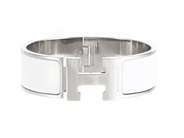 ARMRING, HERMÈS, Clic Clac H Bracelet, Palladiumpläterad, vit emalj, diameter 6 cm, smyckespåse. på auktion i Stockholm, Stockholms län hos Kaplans Auktioner