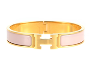 ARMRING, HERMÈS, Clic H Bracelet, guldpläterad, rosa emalj, diameter 6 cm, smyckespåse, ask. på auktion i Stockholm, Stockholms län hos Kaplans Auktioner