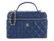 CHANEL, VÄSKA, Vanity Clutch With Chain, marinblått quiltat kaviarläder, guldfärgade beslag, 19x12x5 cm, märkt HU83EH80, avtagbar axelrem, dustbag, originalkartong. Very Good Condition.