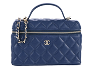 CHANEL, VÄSKA, Vanity Clutch With Chain, marinblått quiltat kaviarläder, guldfärgade beslag, 19x12x5 cm, märkt på auktion i Stockholm, Stockholms län hos Kaplans Auktioner