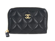 CHANEL, PLÅNBOK, Matelasse Wallet, svart quiltat kaviarläder, guldfärgade beslag, 10,5x7,5x1,5 cm, kort, hologrammärkt 25271157, år 2018, care booklet, cert, dustbag, originalkartong. Excellent Condition.