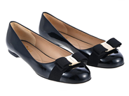 SALVATORE FERRAGAMO, SKOR, Ballerina, svart lackskinn, guldfärgade beslag, stl 8½, ca 38½, care booklet, dustb på auktion i Stockholm, Stockholms län hos Kaplans Auktioner