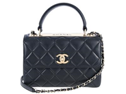 CHANEL, VÄSKA, Trendy CC Top Handle, svart quiltat lammskinn, guldfärgade beslag, 25x16x9 cm, hologrammärkt 27898038, år 2019, cert, dustbag, originalkartong, någon repa på beslag. Very Good Condition.