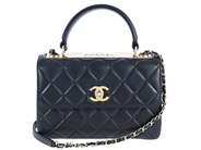 CHANEL, VÄSKA, Trendy CC Top Handle, svart quiltat lammskinn, guldfärgade beslag, 25x16x9 cm, hologrammärkt 27 på auktion i Stockholm, Stockholms län hos Kaplans Auktioner