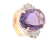 RING, 14K guld, ovalslipad ametist ca 13,1 ct, briljantslipade diamanter ca 0,24 ctv, ca TCr-C/SI-P, stl 16,5 mm, vikt 9,3 g. mittstenen något lös.