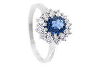 CARMOSÉRING, 18K vitguld, ovalslipad safir 1,25 ct, 12 briljantslipade diamanter 0,47 ctv, ca TW/P, 17,25 mm, på auktion i Stockholm, Stockholms län hos Kaplans Auktioner