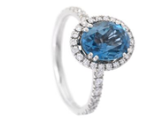 STRÖMDAHLS, carmoséring, 18K vitguld, ovalslipad topas 3,70 ct, 40 briljantslipade diamanter 0,51 ct, TW/VS-SI, stl 17,5 mm, vikt 4,7 g.