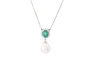 COLLIER, 18K vitguld, smaragd ca 1,45 ct, 12 briljanter ca 0,48 ctv, ca W/VS, south sea pärla ca 11,6 mm, läng på auktion i Stockholm, Stockholms län hos Kaplans Auktioner