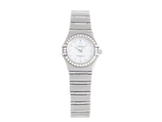 OMEGA, Constellation, ´95 Mini, Cal 1456, Serie nr. 58216587, PIC nr. 1466.71.00, Ref nr. ST 895.1203, Boett nr. 895.1203 (LL), damur, 22,5 mm, stål, quartz, safirglas, pärlemorurtavla, briljantkrans (30 st. TW/VVS, ca 0,33 ctv), integrerad originallänk, viklås, Ref nr. 6553/865, ca 2002.