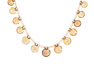 PÄRLCOLLIER, odlade pärlor, ca 2,4- 3,3 mm, lås i 18K guld, 25 st citriner, längd 37,5 cm, vikt 21,5 g. på auktion i Stockholm, Stockholms län hos Kaplans Auktioner
