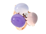 RING, 18K roséguld, cabochonslipad rosenkvarts, blå kalcedon och färgad jadeit, 3 briljantslipade diamanter ca på auktion i Stockholm, Stockholms län hos Kaplans Auktioner