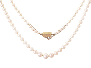 PÄRLCOLLIER, odlade saltvattenspärlor, doserade 3,6 - 7,6 mm, lås i 18K guld, 1800-tal, längd ca 53 cm, vikt 1 på auktion i Stockholm, Stockholms län hos Kaplans Auktioner