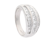 STRÖMDAHLS, ring, 18K vitguld, prinsesslipade diamanter 1,60 ctv, TW/VS-SI, stl 17,5 mm, vikt 6,7 g. på auktion i Stockholm, Stockholms län hos Kaplans Auktioner