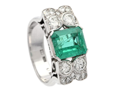 K.TORNDALS, ring, 18K vitguld, 4 briljantslipade diamanter ca 0,84 ctv, ca W/VS, åttkantslipade diamanter ca 0 på auktion i Stockholm, Stockholms län hos Kaplans Auktioner