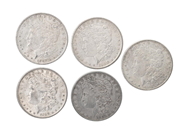 5 MYNT, silver, Dollar, Morgan, USA, 2 st 1889, 1891 O, 1899 S samt 1900 , kvalité ca 1 - 1+, total vikt 133,6 på auktion i Stockholm, Stockholms län hos Kaplans Auktioner