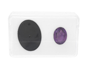 ÄDELSTENAR, ovalslipad ametist 6,71 ct, cabochonslipad onyx 14,83 ct med ca 1 mm hål i mitten, stenarna har na på auktion i Stockholm, Stockholms län hos Kaplans Auktioner