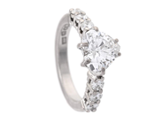 RING, 18K vitguld, hjärtslipad diamant 1,56 ct, River(D)/VS1, HRD certifikat 12001241005, briljantslipade diam på auktion i Stockholm, Stockholms län hos Kaplans Auktioner