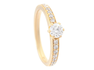 RING, 18K guld, briljantslipad diamant ca 0,30 ctv, ca TW(G)/VS, 14 briljantslipade diamanter ca 0,19 ctv, ca på auktion i Stockholm, Stockholms län hos Kaplans Auktioner