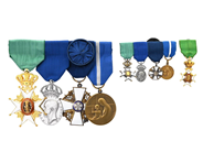 SLÄPA, 18K guld/silver/brons, emalj, 4 medaljjer inklusive riddartecken från Vasaorden och Finlands Vita Ros, på auktion i Stockholm, Stockholms län hos Kaplans Auktioner