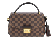 VÄSKA, LOUIS VUITTON, Crosiette, Damier Ebene, brun canvas, guldfärgade beslag, 25x15x7cm, märkt TR3196, år 20 på auktion i Stockholm, Stockholms län hos Kaplans Auktioner