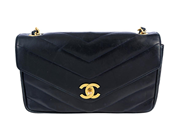 VÄSKA, CHANEL, Flap Bag, svart lammskinn, guldfärgad beslag, 26x17x7,5 cm, hologrammärkt 2349843, år 1991-1994 på auktion i Stockholm, Stockholms län hos Kaplans Auktioner