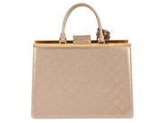 LOUIS VUITTON, VÄSKA, Deese GM, beige Aramante Monogram Vernis, guldfärgade beslag, 35x26x14 cm, märkt MI2112, på auktion i Stockholm, Stockholms län hos Kaplans Auktioner