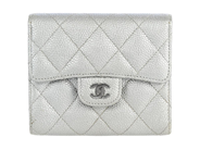 CHANEL, PLÅNBOK, Matelasse Wallet, silver quiltat kaviarläder, silverfärgade beslag, 12x10x1,5 cm, mynt, sedla på auktion i Stockholm, Stockholms län hos Kaplans Auktioner